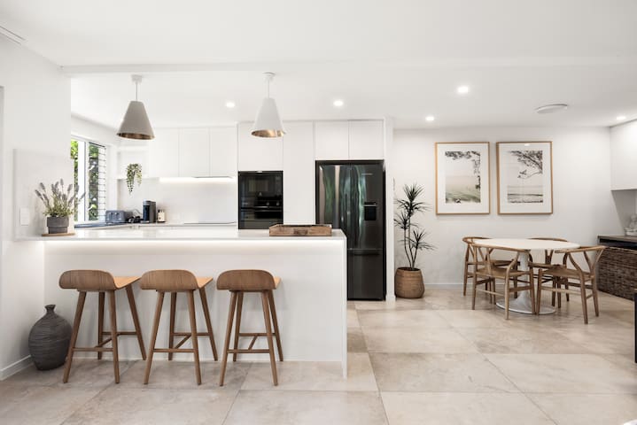 Noosa Heads – New, Exclusive 2brm – Heated Pool!