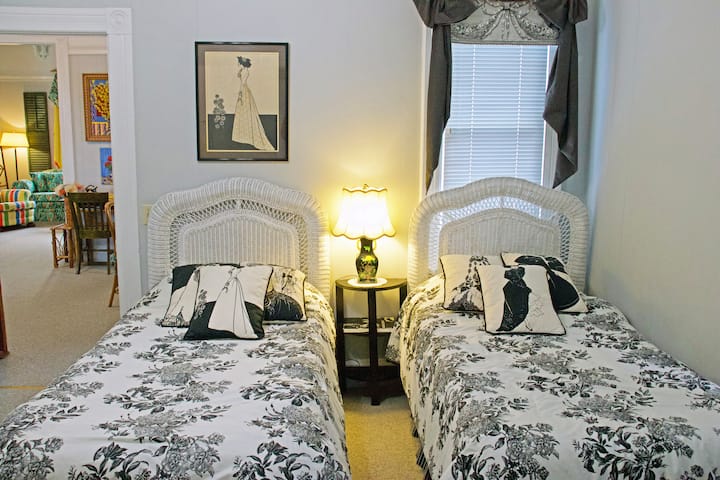 Chambre au rez-de-chaussée avec lits jumeaux