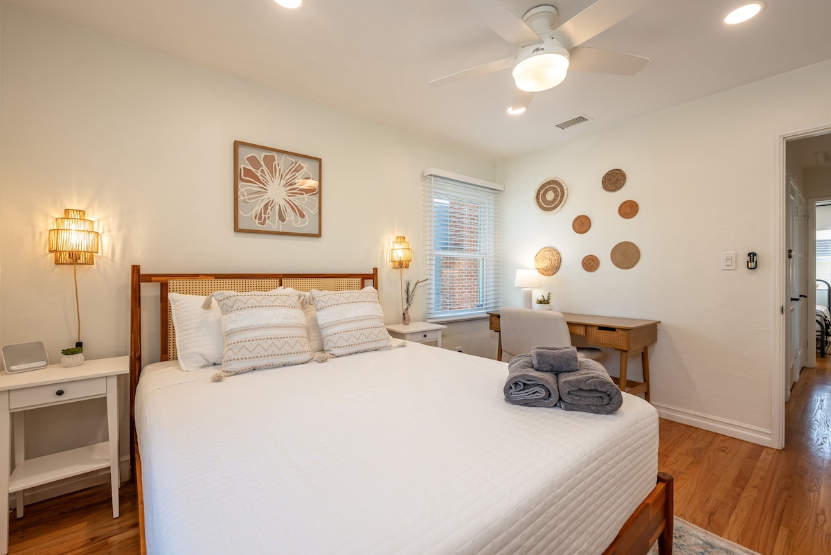 Spálňa 2 má manželskú posteľ, pracovný stôl a stropný ventilátor.