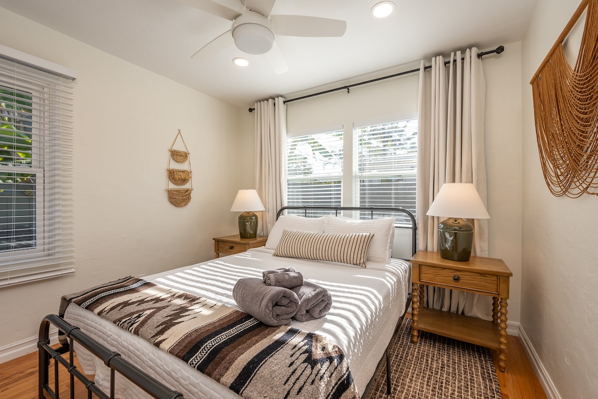 Spálňa 3 má manželskú posteľ s luxusným 12-palcovým hybridným matracom.