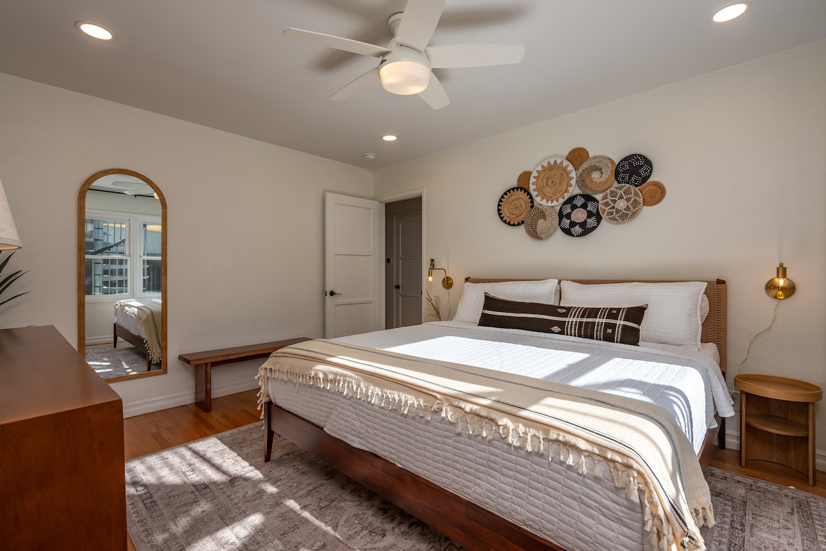 Hlavná spálňa má manželskú posteľ, luxusný 14-palcový matrac s pamäťovou penou, stropný ventilátor, zatemňovacie závesy a vlastnú hlavnú kúpeľňu so sprchovacím kútom na státie.