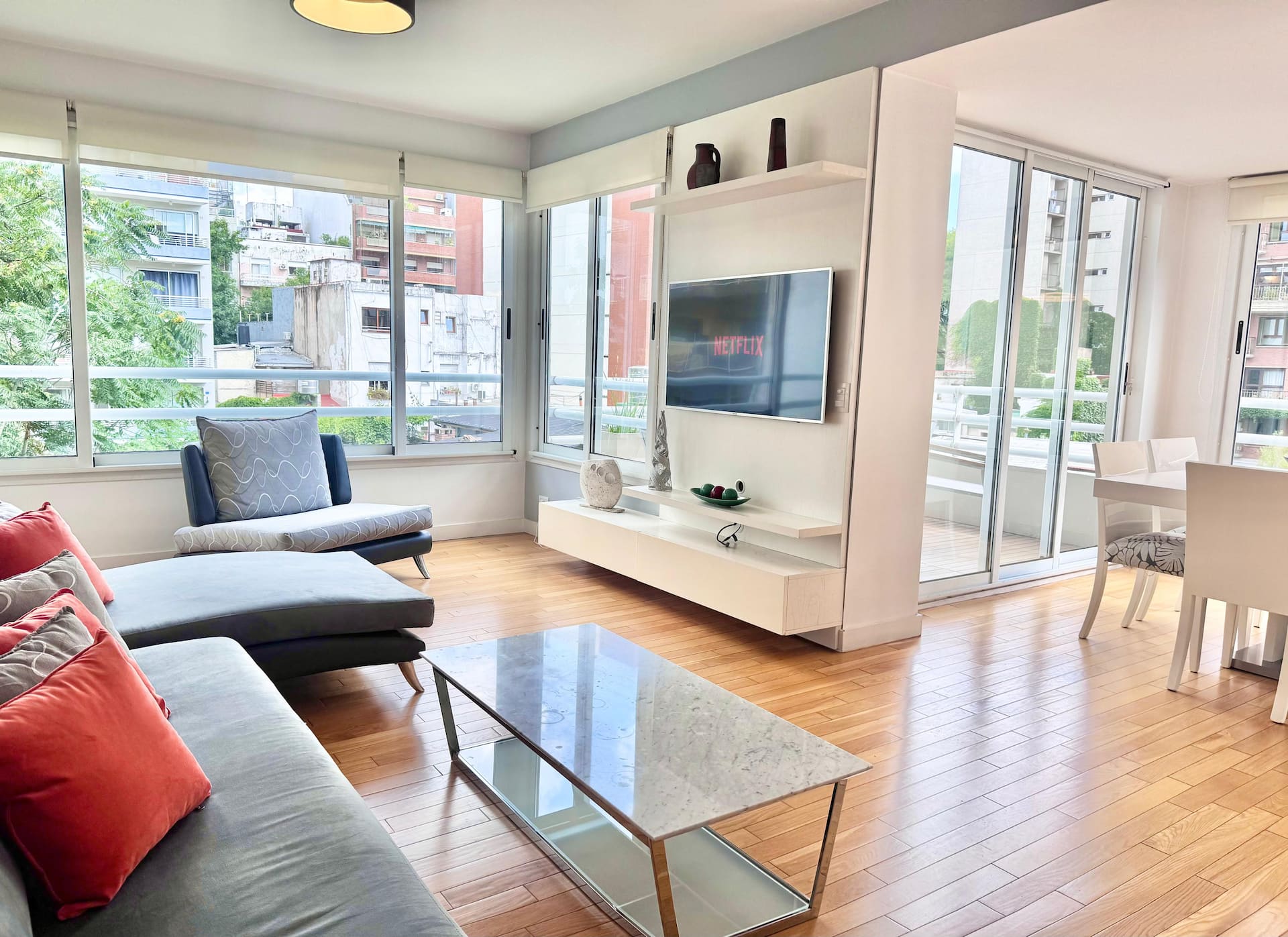 Apartamento de 2 quartos em Palermo, com duas suítes e varanda