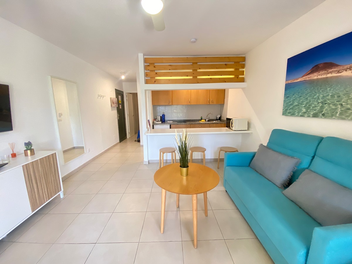 غرفة معيشة بها مطبخ.