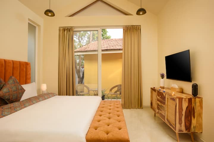 5 Min To Beach With Private Patio & Infinity Pool - Goa