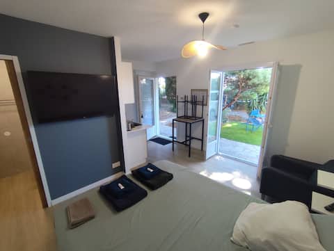 Studio with garden and pool, Nîmes