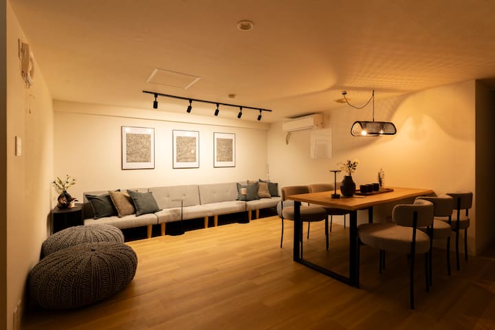 新宿駅徒歩圏内/渋谷駅電車で10分/東新宿駅徒歩4分/ベッド8台/3シャワールーム/和を感じる gallery image 3