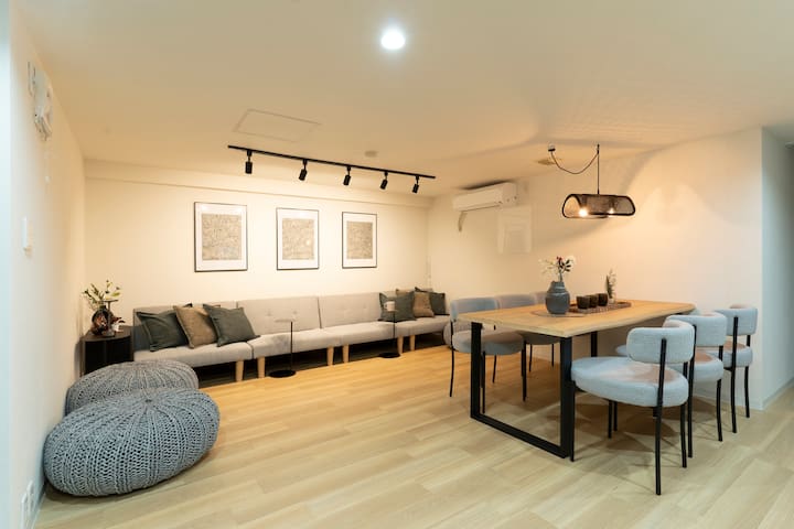 新宿駅徒歩圏内/渋谷駅電車で10分/東新宿駅徒歩4分/ベッド8台/3シャワールーム/和を感じる