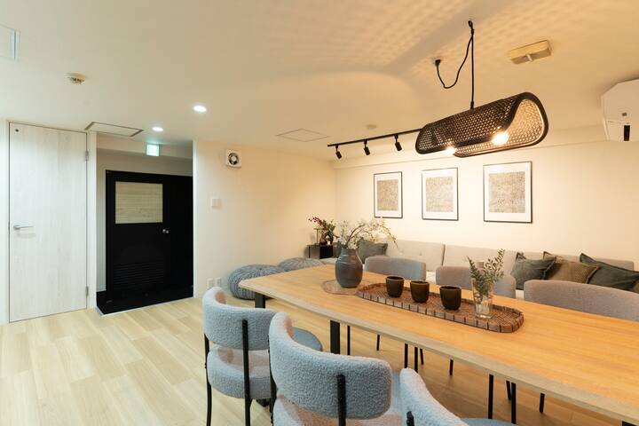 新宿駅徒歩圏内/渋谷駅電車で10分/東新宿駅徒歩4分/ベッド8台/3シャワールーム/和を感じる gallery image 2