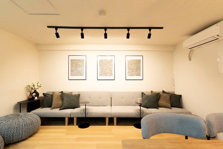 新宿駅徒歩圏内/渋谷駅電車で10分/東新宿駅徒歩4分/ベッド8台/3シャワールーム/和を感じる gallery image 4