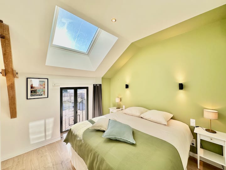 Chambre Brantôme, inspirée du Périgord Vert. Clim, lit modulable (king size ou deux lits simples), wifi. Un cocon après une journée dans la Venise du Périgord.