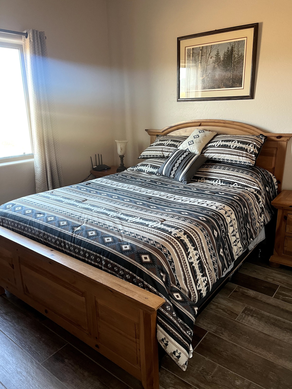 Krevat dopio "queen" me karikues telefoni në komodina, dollap të madh dhe dritare me drejtim nga veriu.