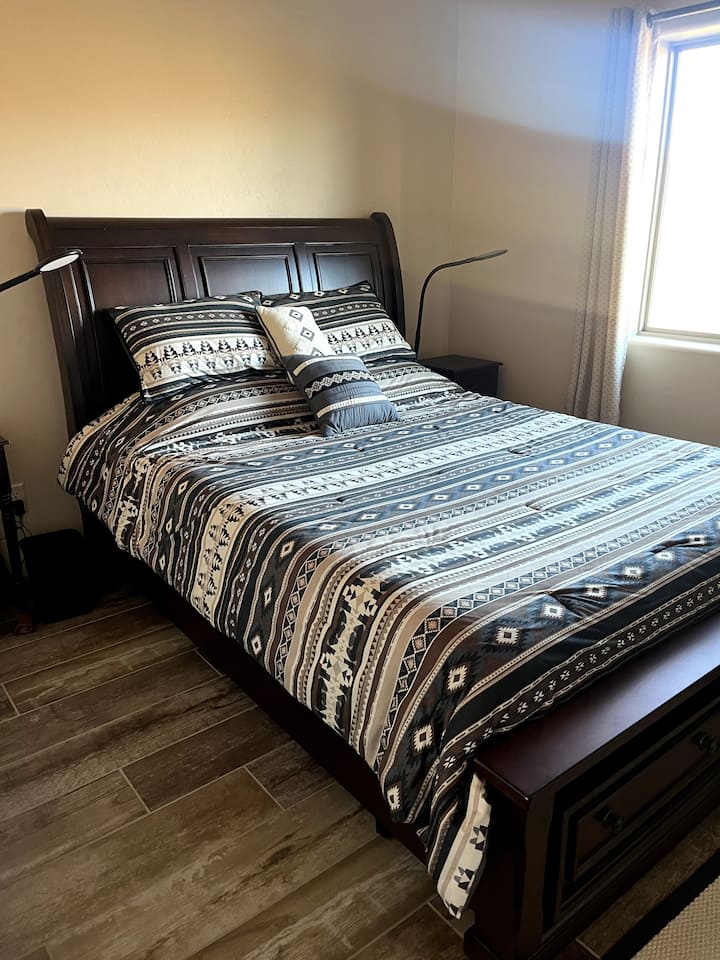 Cama tamaño queen con mantas adicionales, cargador de teléfono, armario y ventana orientada al norte. 