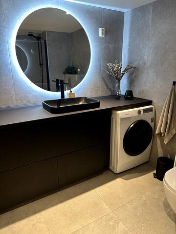 Moderne leilighet med med byens beste takterrasse gallery image 3