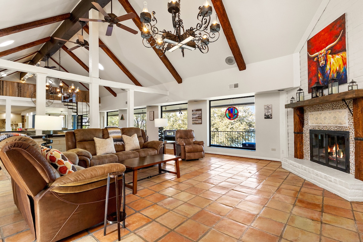 הירגעו בסלון המרווח עם קמין נעים וספה רחבה, ממוסגרים בחלונות גבוהים המשקיפים על הבריכה ועל אגם הקניון מהמרפסת.