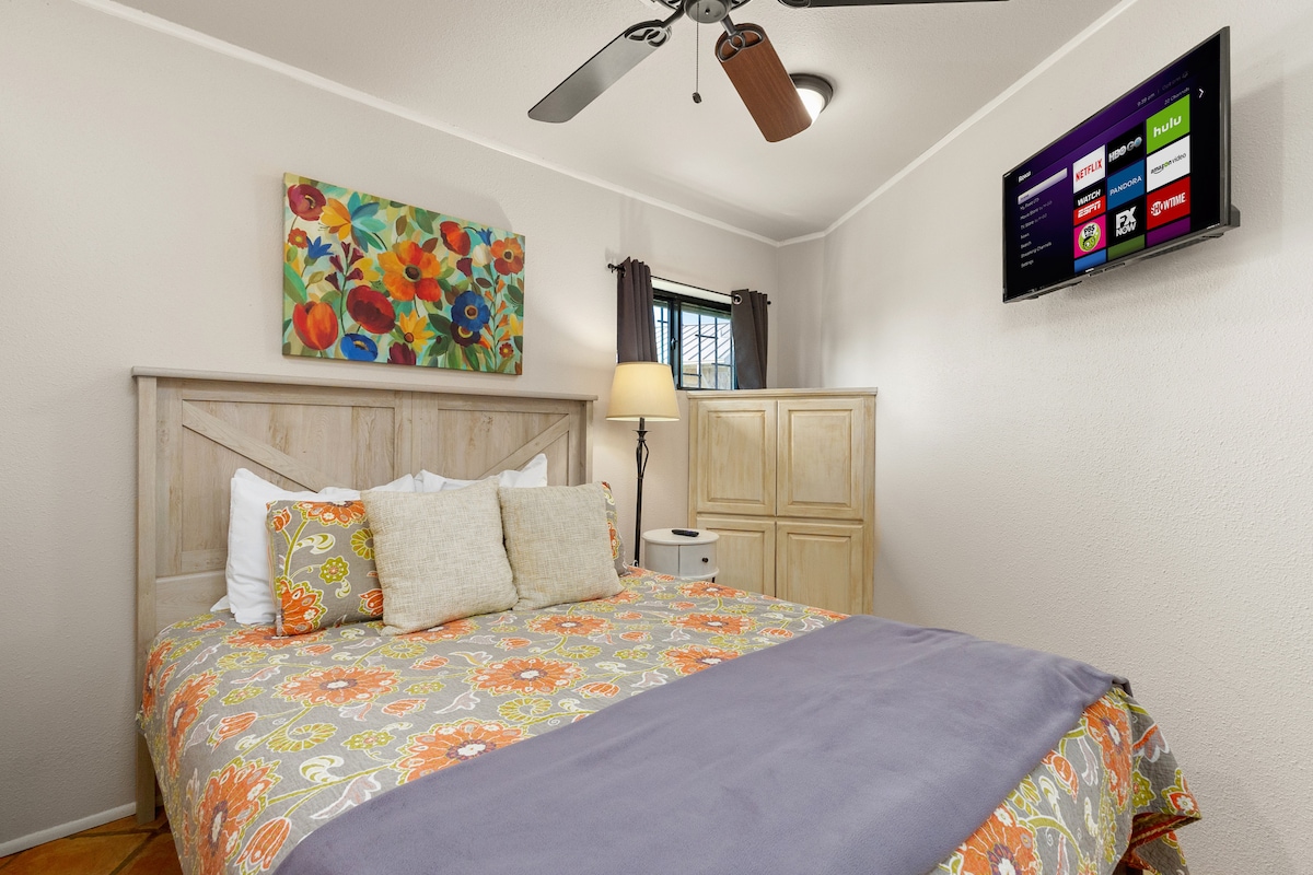 חדר השינה הזה מזמין ומספק מרחב מרגיע עם טלוויזיה, נהדר לערבים נעימים וקצת זמן פנוי אחרי הרפתקאות האגם שלכם.