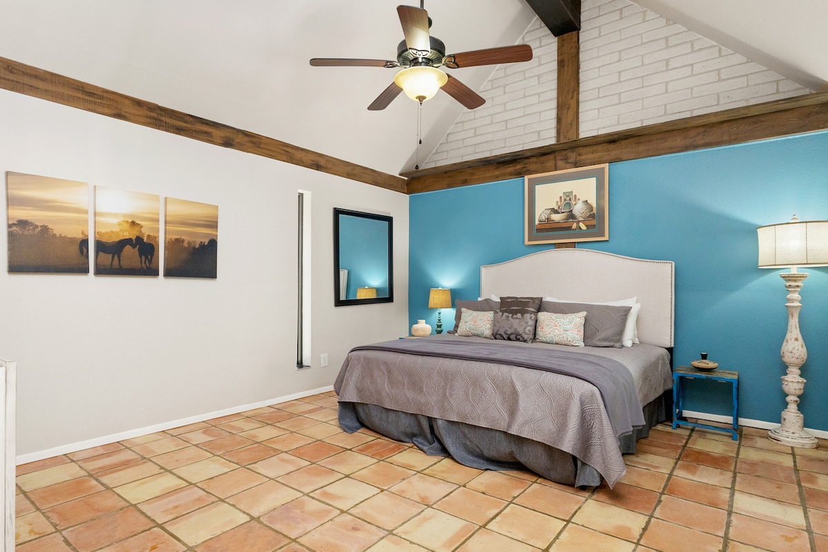 חדר השינה הנוח הזה מציע אווירה מסבירת פנים עם תאורה רכה ומצעים נוחים, מושלם ללילות מרגיעים ולבוקרים רגועים.