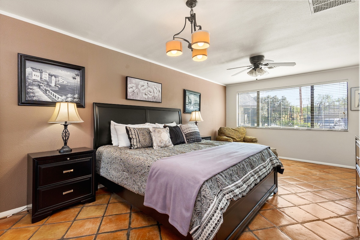 חדר השינה הזה, שהוא מקום מפלט נוח ושקט, מספק מרחב שקט להירגע ולמלא מצברים, מושלם לשינה טובה אחרי יום באגם.