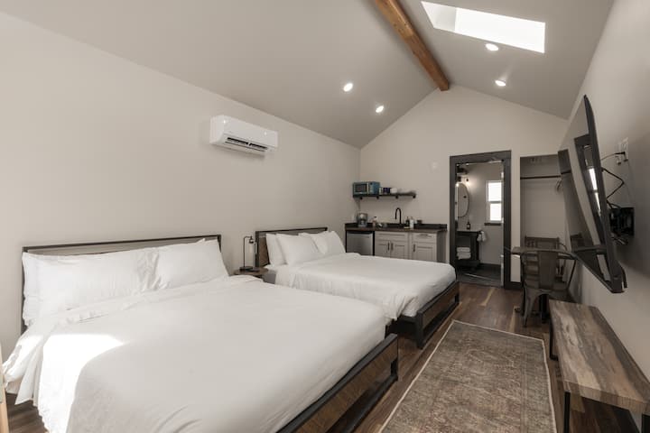 ห้องนอน: เตียงสบาย 2 เตียงสำหรับการนอนหลับพักผ่อนเต็มอิ่มในยามค่ำคืน