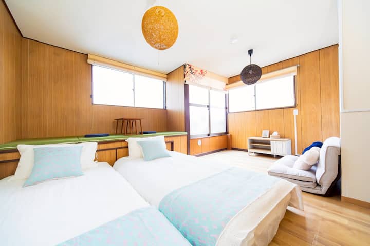 يمكنك إضافة سرير أريكة على السرير الفردي الثاني في الطابق الثالث.