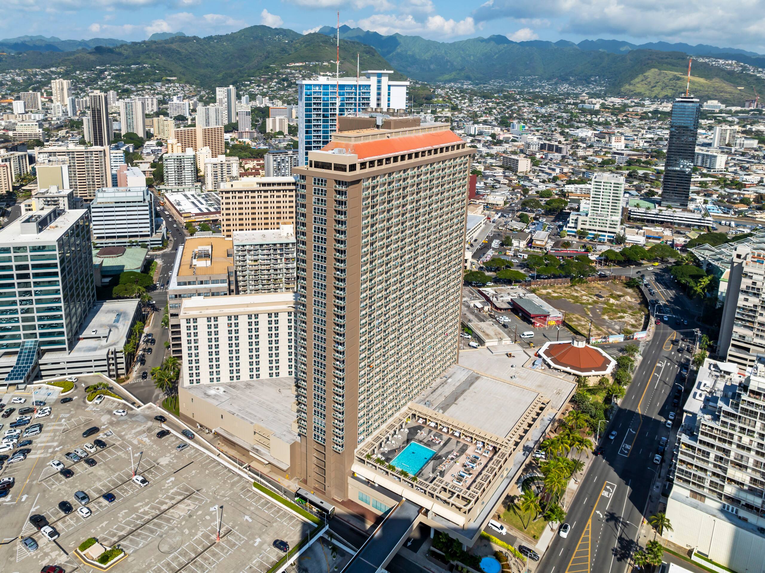 Condo in Honolulu · ★4.77 · 1 bedroom · 2 beds · 1 private bath - Image 32
