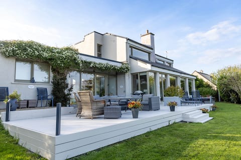 Spacious 6 Bed Home With Hot Tub - Sleeps 19