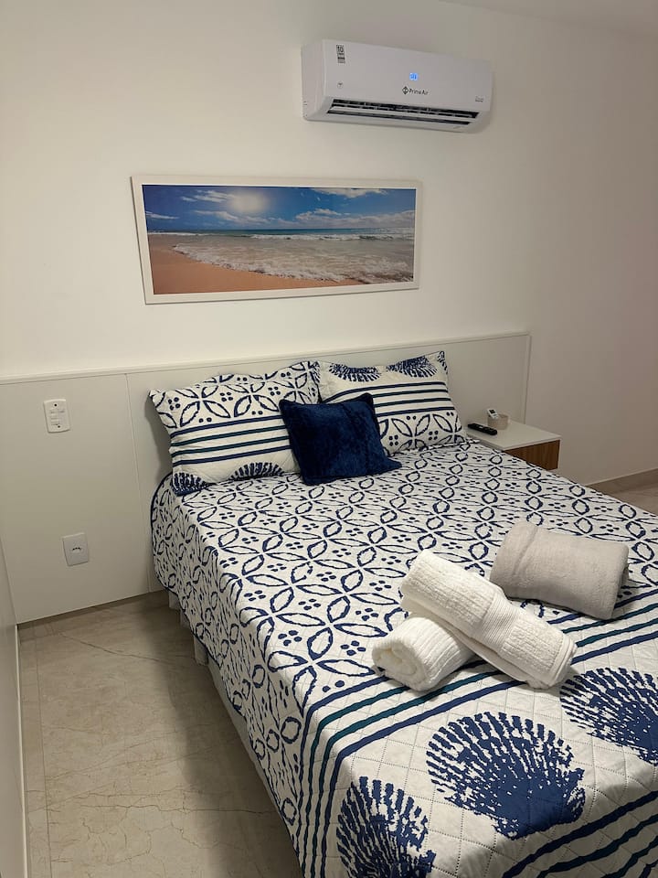  Апартман , двоен кревет , гардеробер , балкон , завеса за затемнување, клима уред, тавански вентилатор, 32 инчен телевизор. 