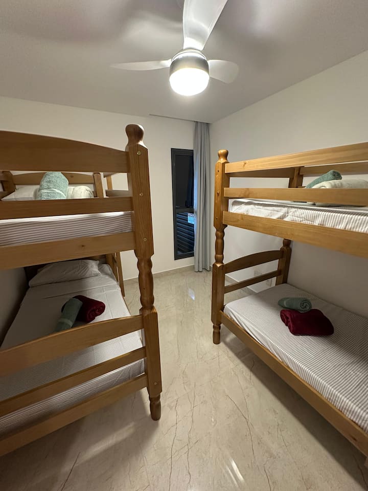 02 кревета на спрат, прозорец со поглед на море, завеса за затемнување, тавански вентилатор. 