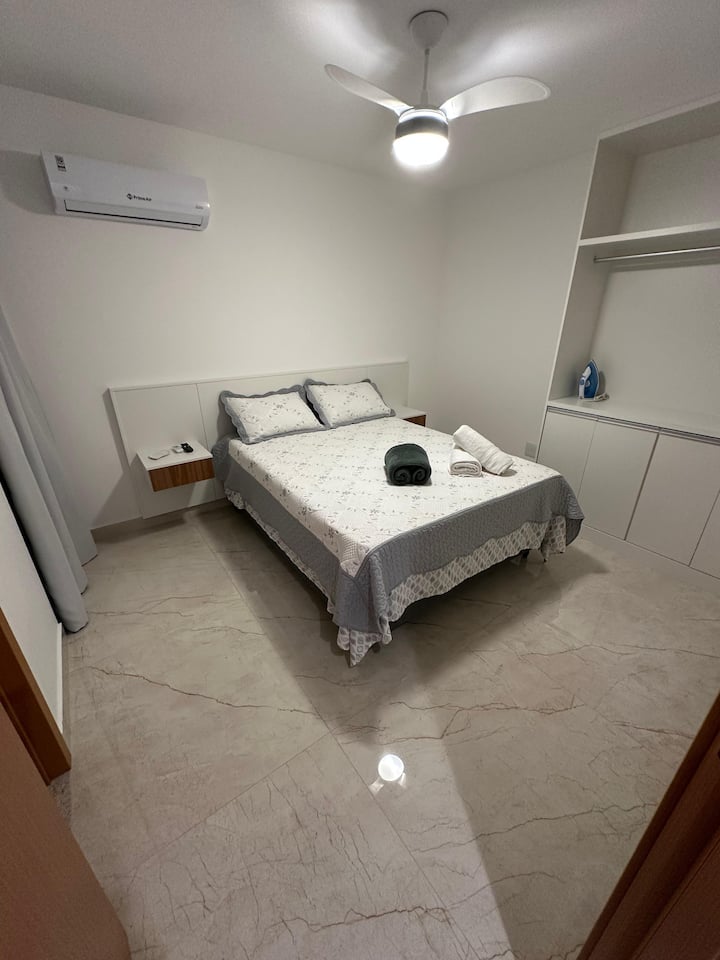  Апартман со реверзибилна бања, двоен кревет, гардеробер , балкон со поглед на море, завеса за затемнување, клима уред , вентилатор на таванот на телевизорот од 32 инчи,  пегла . 