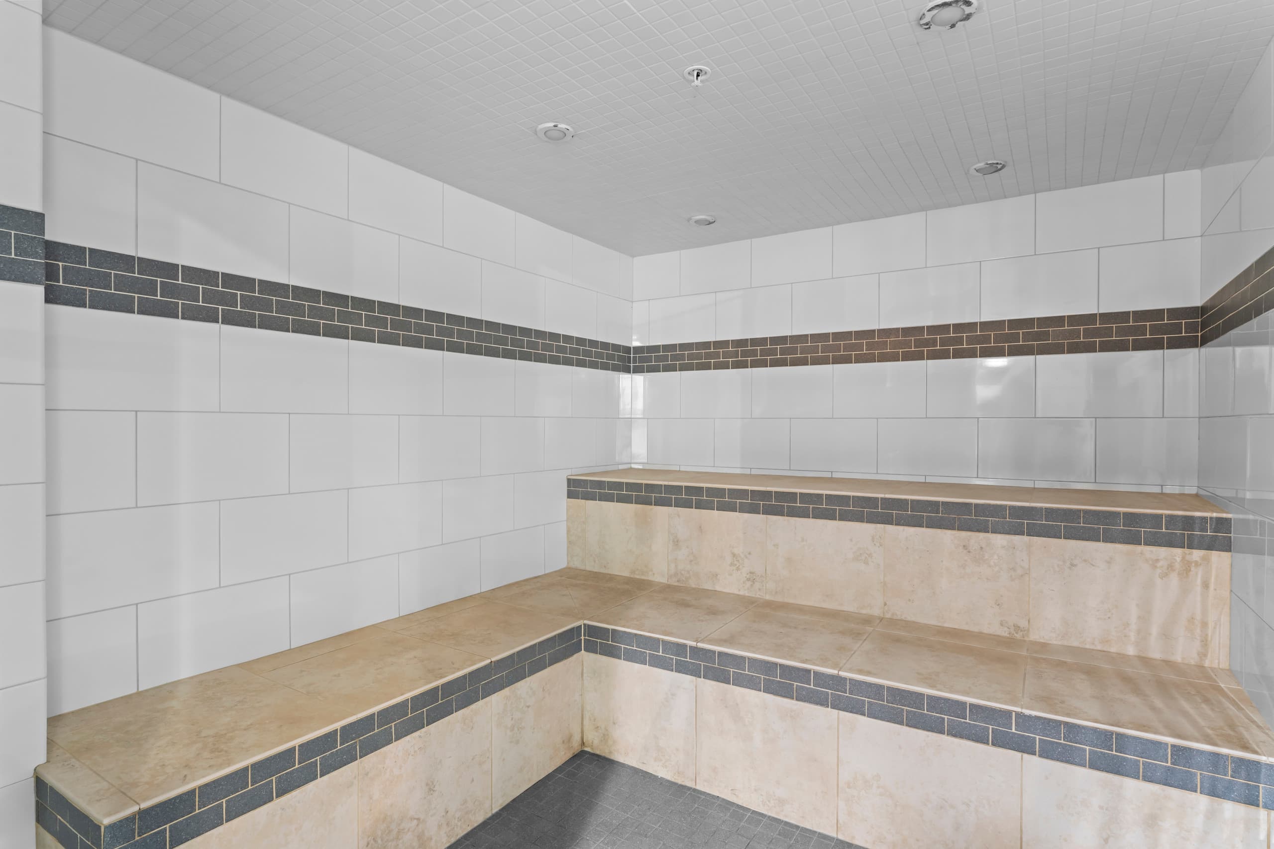 Condo in Honolulu · ★4.94 · Studio · 2 beds · 1 private bath - Image 15