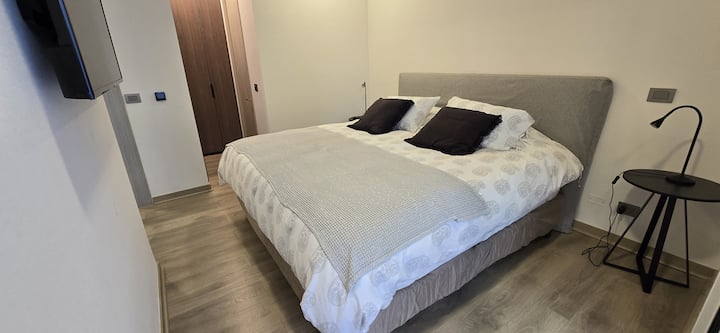 卧室配备超大双人床和套内卫生间