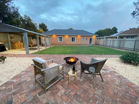 Beachside Retreat | Sleeps 6 | Walk to Beach