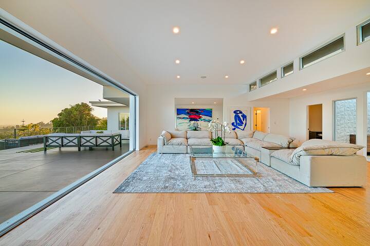 Stunning Modern Estate in BH | Pool, Spa, & Views gallery image 3