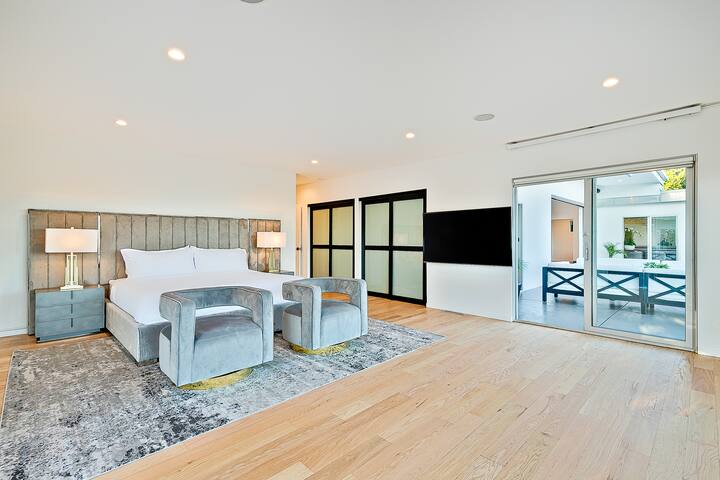 Stunning Modern Estate in BH | Pool, Spa, & Views gallery image 4