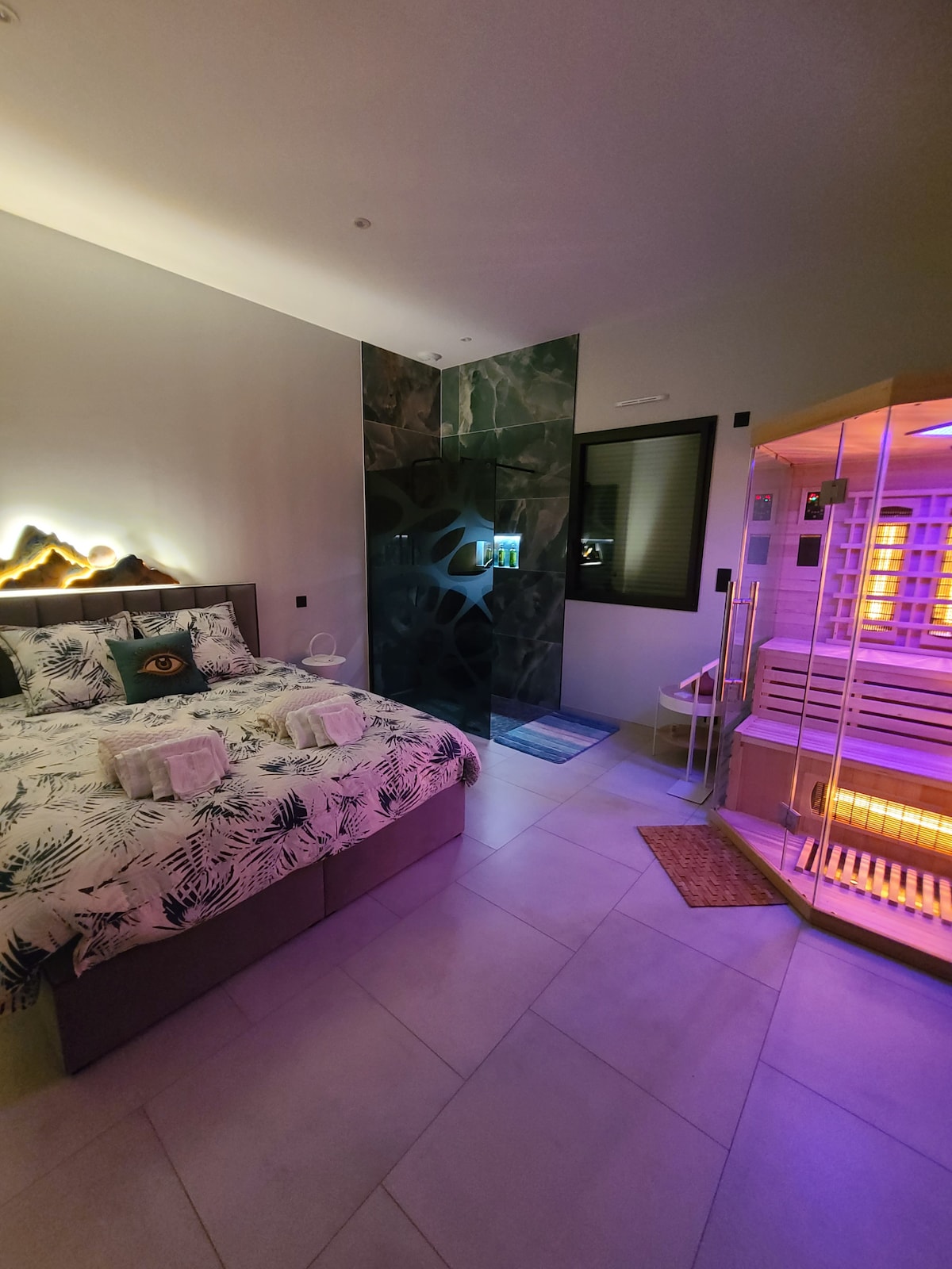 La habitación Escandinava es una suite privada de más de 18 m² que le ofrece tranquilidad y bienestar con su espacio de aromaterapia y su sauna infrarroja de 3-4 plazas con cromoterapia y un ionizador de oxígeno para su relajación.