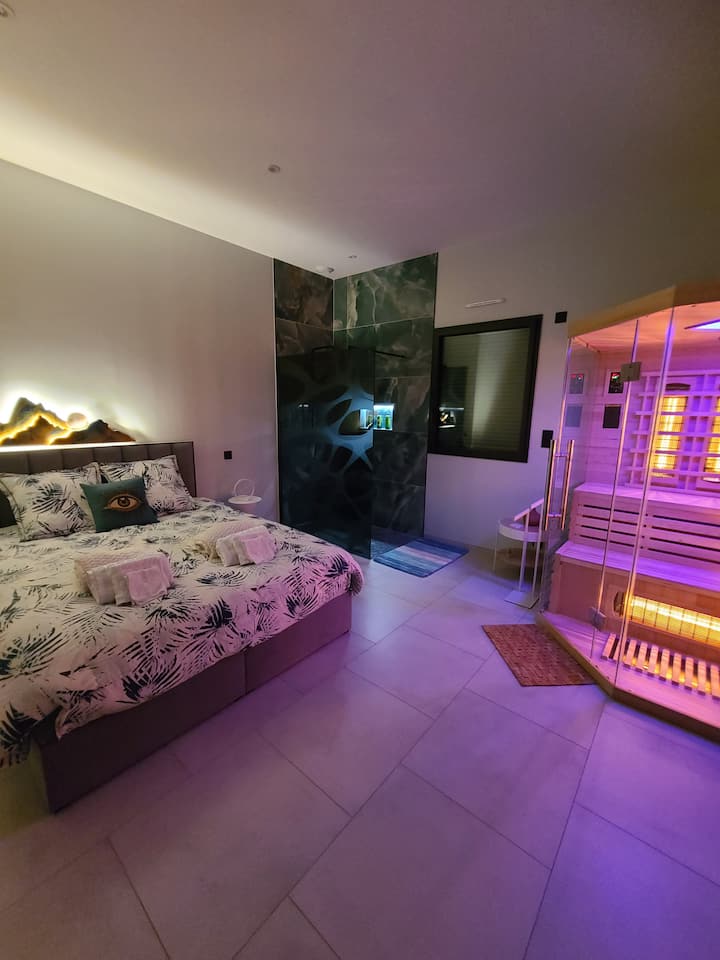 ห้องสแกนดิเนเวียเป็นห้องสวีทส่วนตัวขนาดกว่า 18 ตารางเมตรที่ให้ความสงบและความเป็นอยู่ที่ดีด้วยมุมอโรมาเธอราพีขนาดเล็กและซาวน่าอินฟราเรด 3 -4 ที่นั่งพร้อมการบำบัดด้วยสีและไอออนไนเซอร์ออกซิเจนเพื่อการพักผ่อนของคุณ