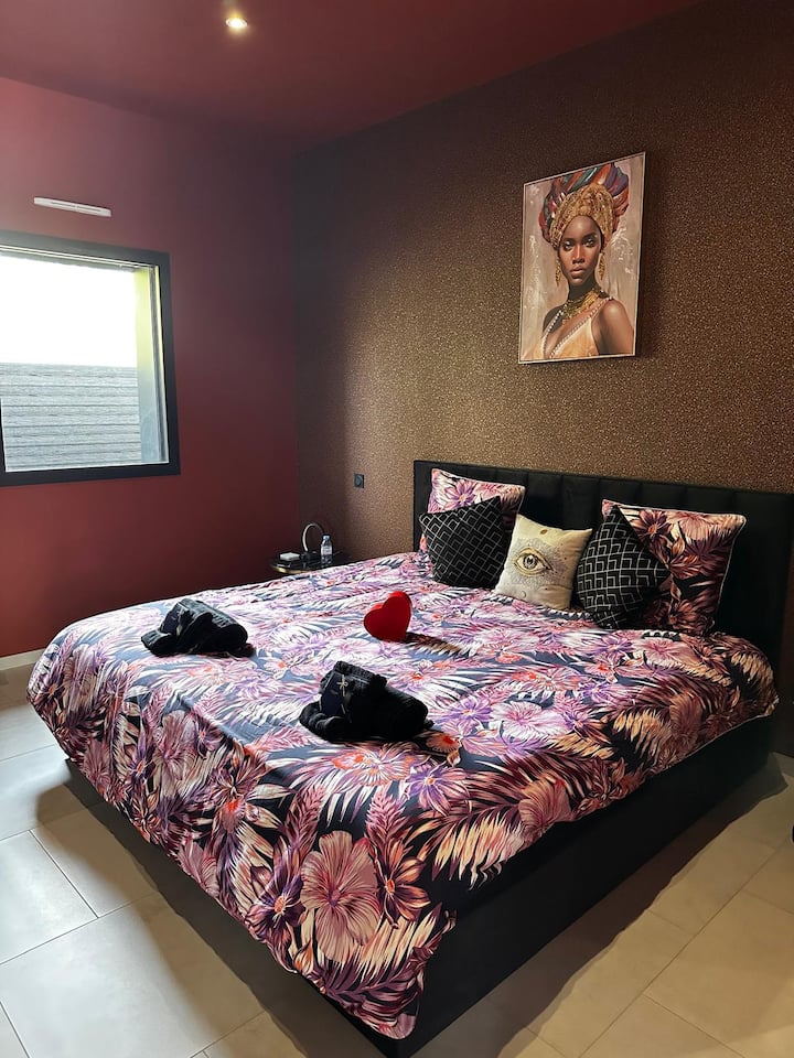 ห้องพักขนาด 18 ตร.ม. นี้จะพาคุณเข้าสู่สีสันของซาฮาร่า และคุณจะหลงใหลในเตียงขนาดคิงไซส์ขนาด 200 ซม. x 200 ซม. ที่จะพาคุณไปไกลอย่างแน่นอน! 