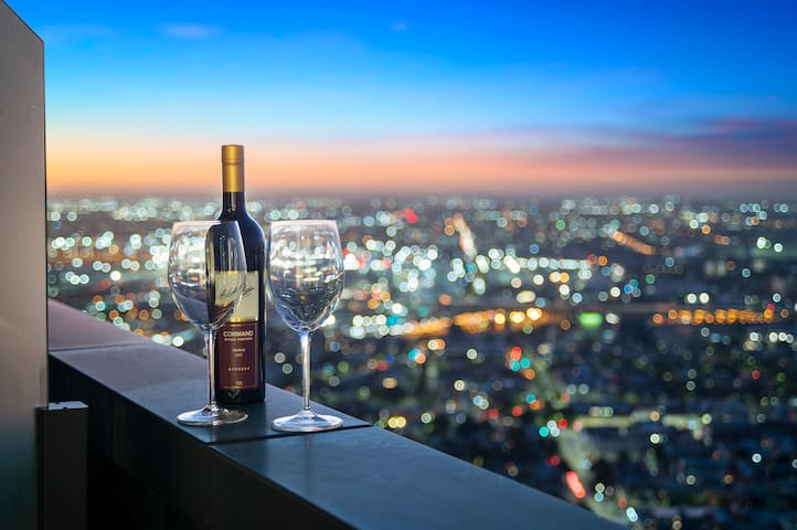 Stunning CBD Apartment | Amazing Views + Parking!