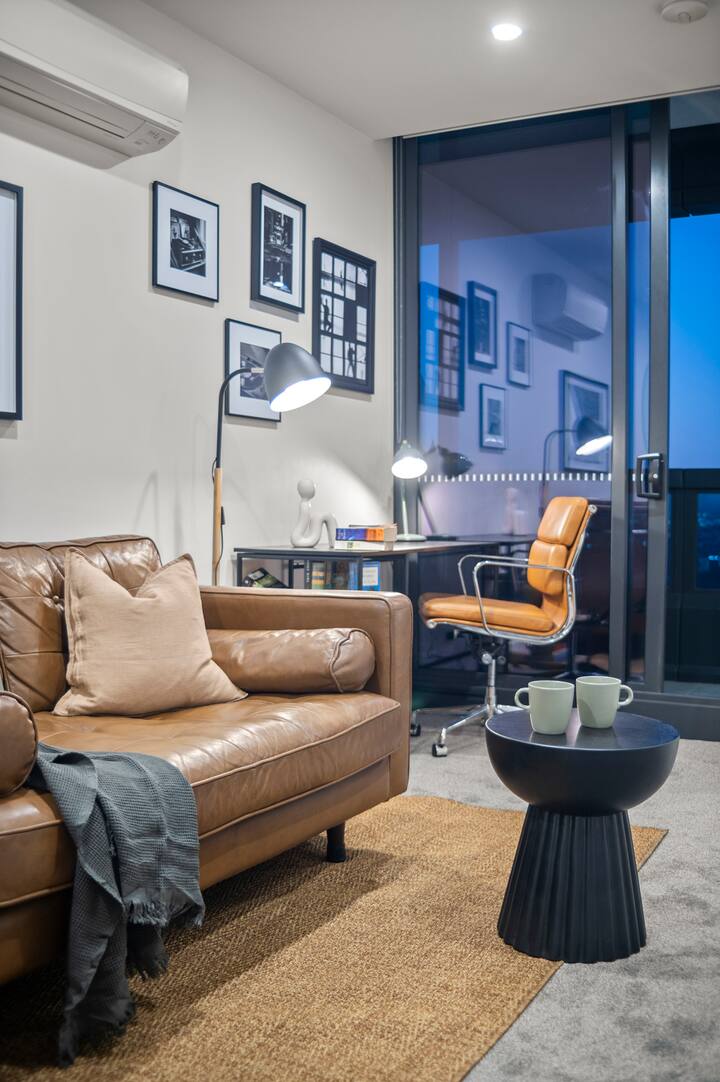 Stunning Cbd Apartment | Amazing Views + Parking! - Melbourne