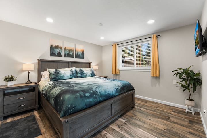 Duerme en el lujo en el dormitorio principal con cama tamaño king, TV inteligente, baño privado y un enorme vestidor.  Ubicada en el nivel inferior, la habitación se mantiene naturalmente fresca en verano y tiene calefacción por suelo radiante para el invierno.