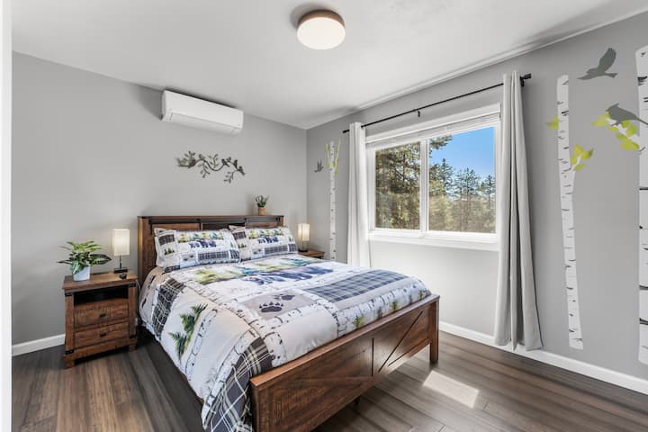 La habitación Aspen está ubicada en el nivel superior frente a la habitación Colorado.  Mantente fresco con el aire acondicionado en la habitación.  Smart TV