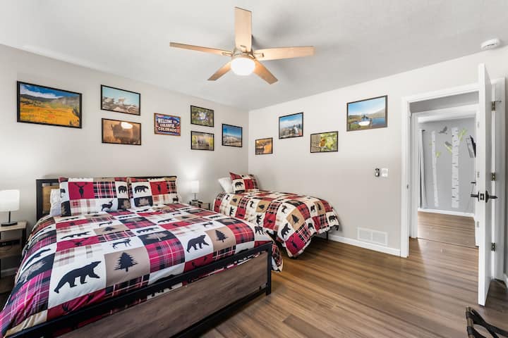 La habitación Colorado tiene una cama tamaño queen y una cama doble. Ubicado en el nivel superior de la casa y equipado con ventilador de techo y TV inteligente.