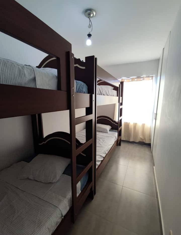 غرفة ثانوية (أسرّة أو أكواخ بطابقين).