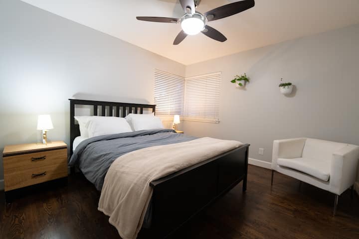 يرجى ملاحظة أن ترتيبات الفراش قد تختلف عن الصور بسبب عملية تدوير الغسيل لدينا، مما يضمن مستوى عالٍ من النظافة لجميع الضيوف.