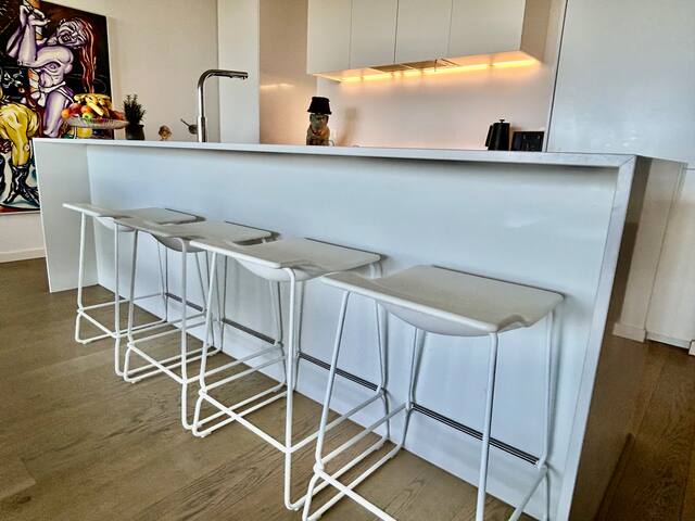 HUGE Central Designer CBD & Bay Facing Apartment gallery image 5