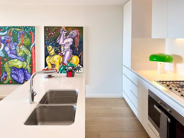 HUGE Central Designer CBD & Bay Facing Apartment gallery image 4