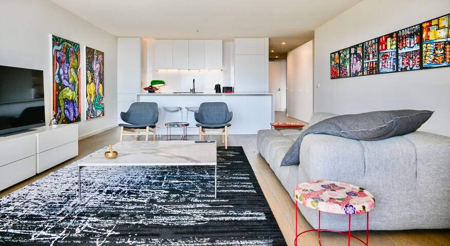 HUGE Central Designer CBD & Bay Facing Apartment gallery image 2