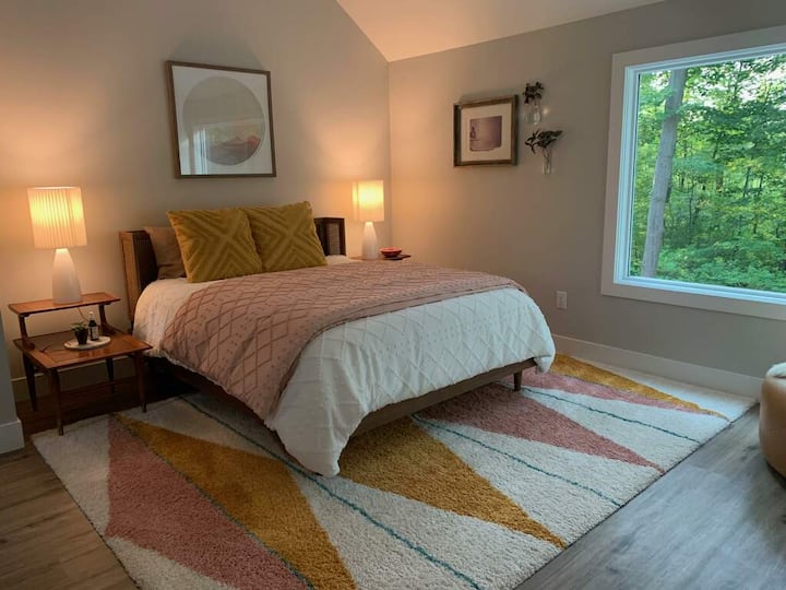 Sovrum med dubbelsäng på övervåningen