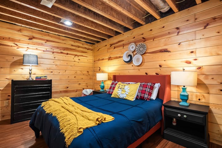 По еден ден активност во клисурата на Ред Ривер, може да се опуштите во оваа спална соба со удобен брачен кревет (широк 150-179 см).