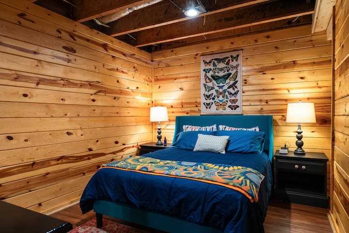 Спалната соба бр. 5 се наоѓа на пониското ниво и е врвно место за приватност и тишина.  Душекот со брачен кревет (широк 150-179 см) е совршеното место каде што можете да ја одморите главата по прекрасниот поглед на клисурата на Црвената река.