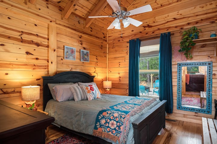 Оваа светла и светла спална соба нуди брачен кревет (широк 150-179 см) и сводести тавани.  Кадифениот душек нуди совршено место за одмор и полнење по едниот ден на пешачење низ клисурата. 